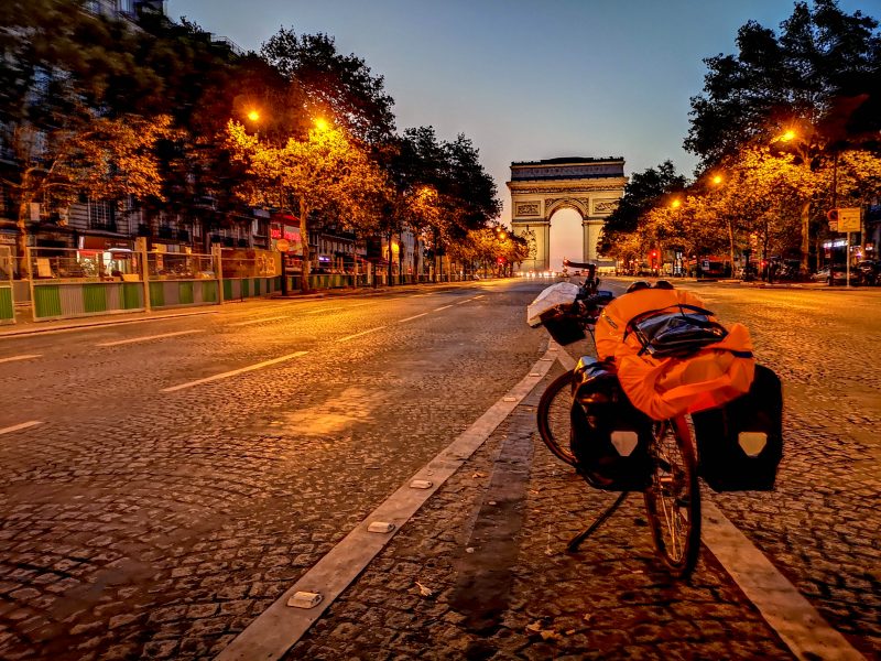 bike touring paris arc de triomphe